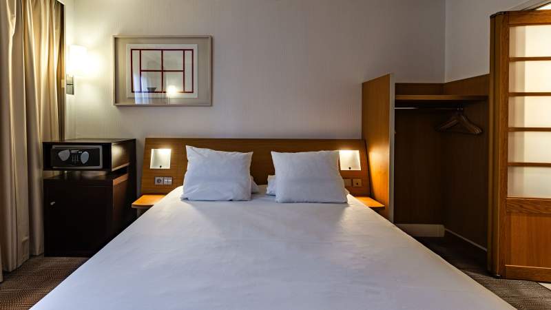 → Novotel Reims Tinqueux · Hôtel 4 étoiles Reims 